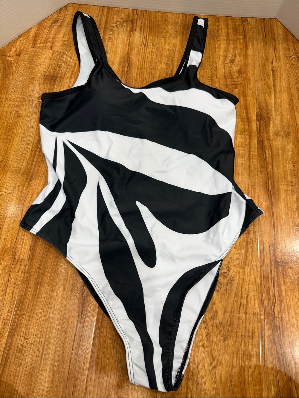 Women's XL Black White Abstract Print One Piece Swimsuit Scoop Neck